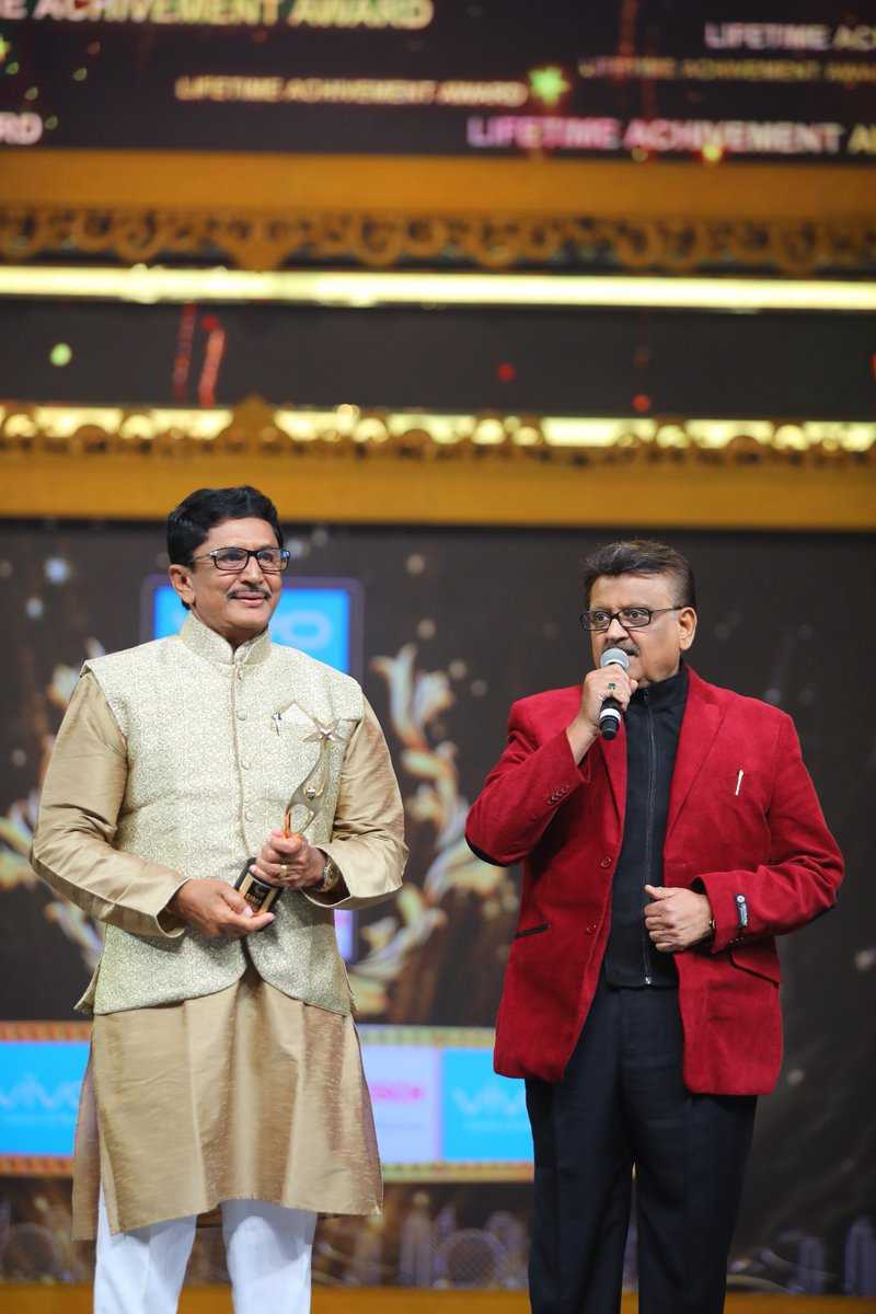 VIVO SIIMA 2017 : Rajkumar and Rakul Preet Win Big As Stars Dazzle On First Day Of Awards Ceremony