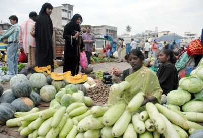 Extended monsoon triggers vegetable, fruit price hike in Pakistan