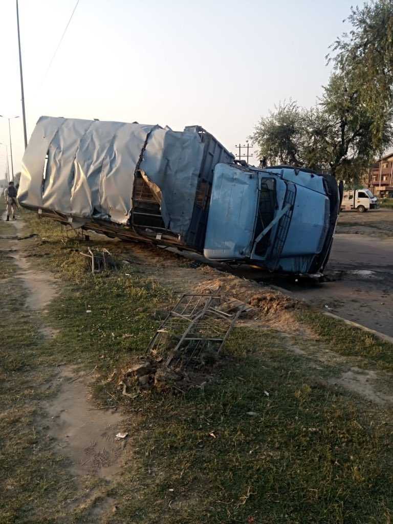 Jammu and Kashmir, Srinagar, 19 CRPF personnel injured in accident